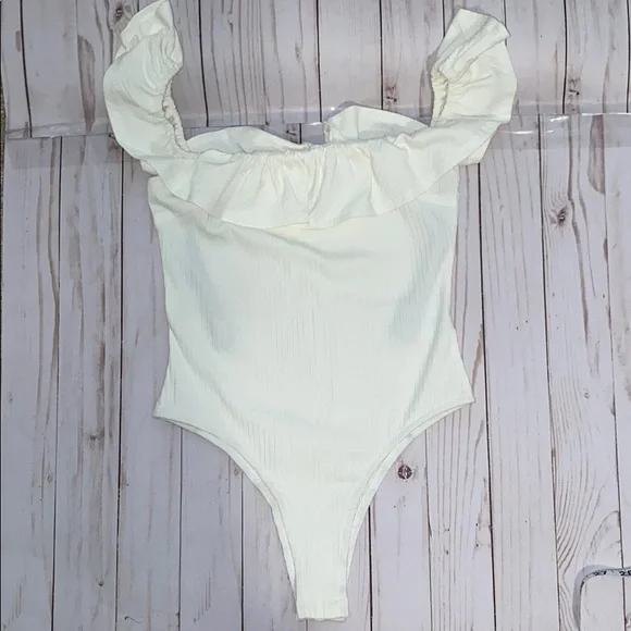 $5 LABOR DAY SALE ❤️ Forever 21 Off Shoulder Ruffled Bodysuit NWOT - Picture 2 of 5